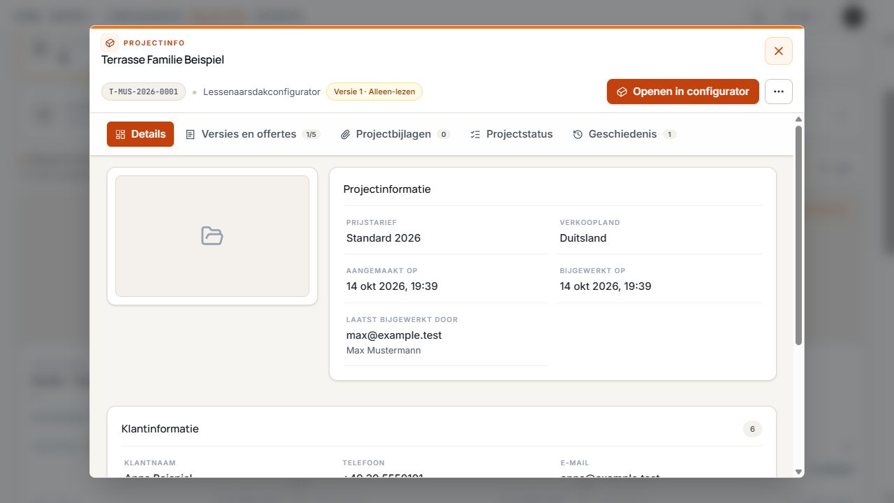 Projectinformatie met alleen-lezen versiemarkering en tabbladen voor Details, Versies, Bijlagen, Projectstatus en Geschiedenis.