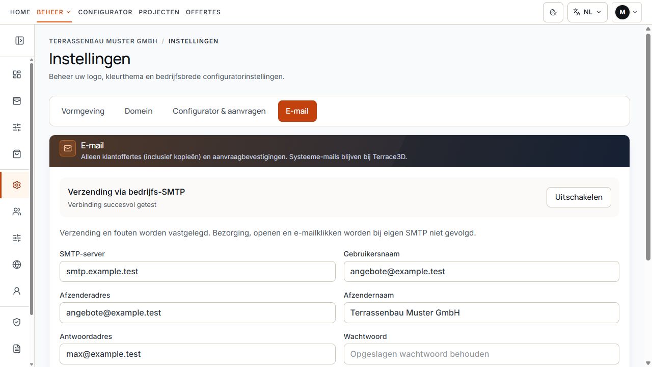 E-mailinstellingen met actieve bedrijfs-SMTP, verbindingsstatus en afzendervelden.
