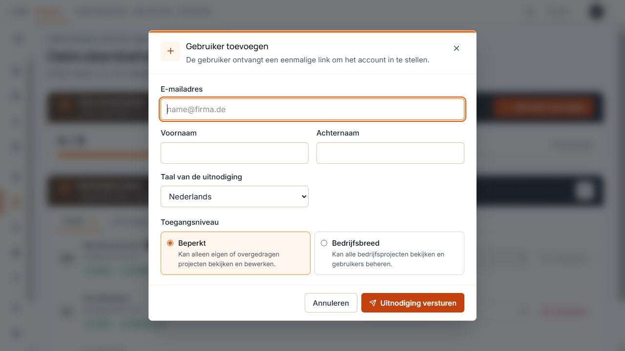 Uitnodigingsdialoog met e-mail, namen, taal en selectie van het toegangsrecht.